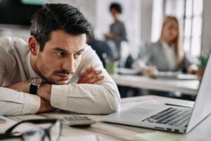 Chán Công Việc Hiện Tại: Dấu Hiệu, Nguyên Nhân Môi Trường và Lộ Trình 7 Bước Tái Thiết Sự Hứng Thú